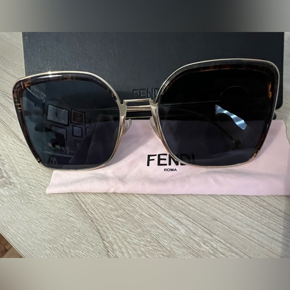 Fendi Sunglasses - like new worn only 2 times - Picture 1 of 7